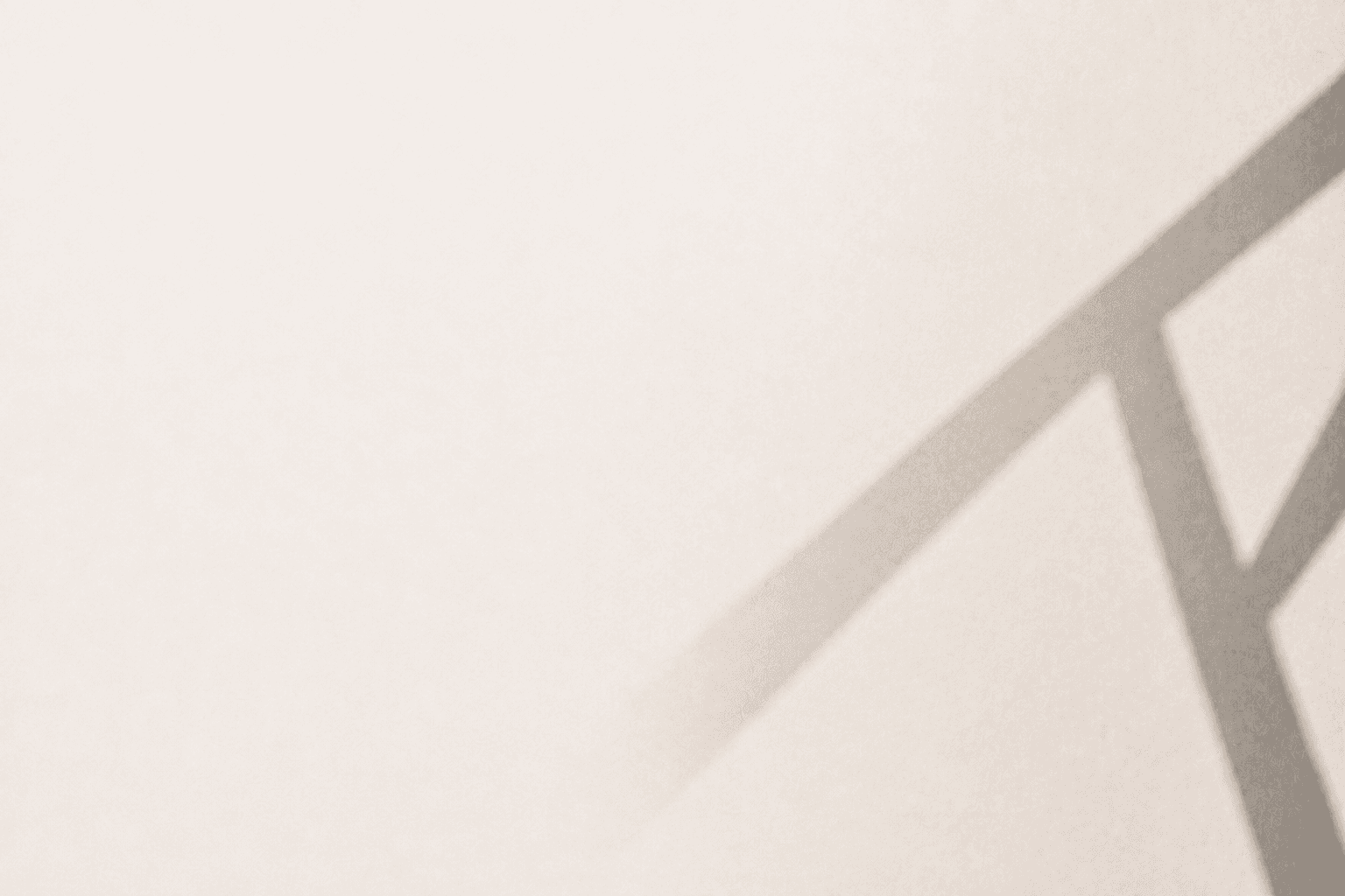 Minimalistički enterijer moderne advokatske kancelarije.